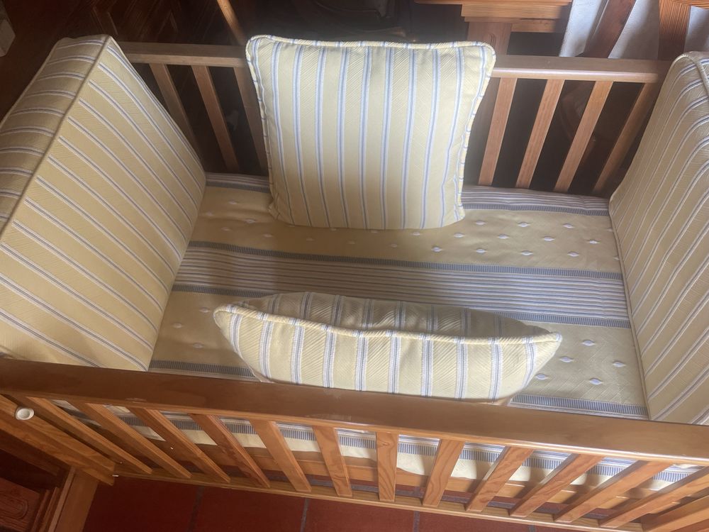 Cama de bebe em madeira medida 1,30x0,73 com colchao