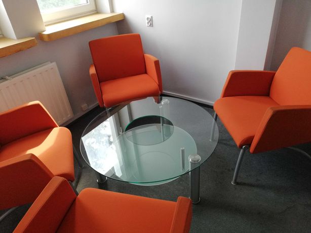 Pomarańczowe fotele szklany stolik Zestaw