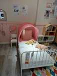 Cama de bébé cor azul claro.