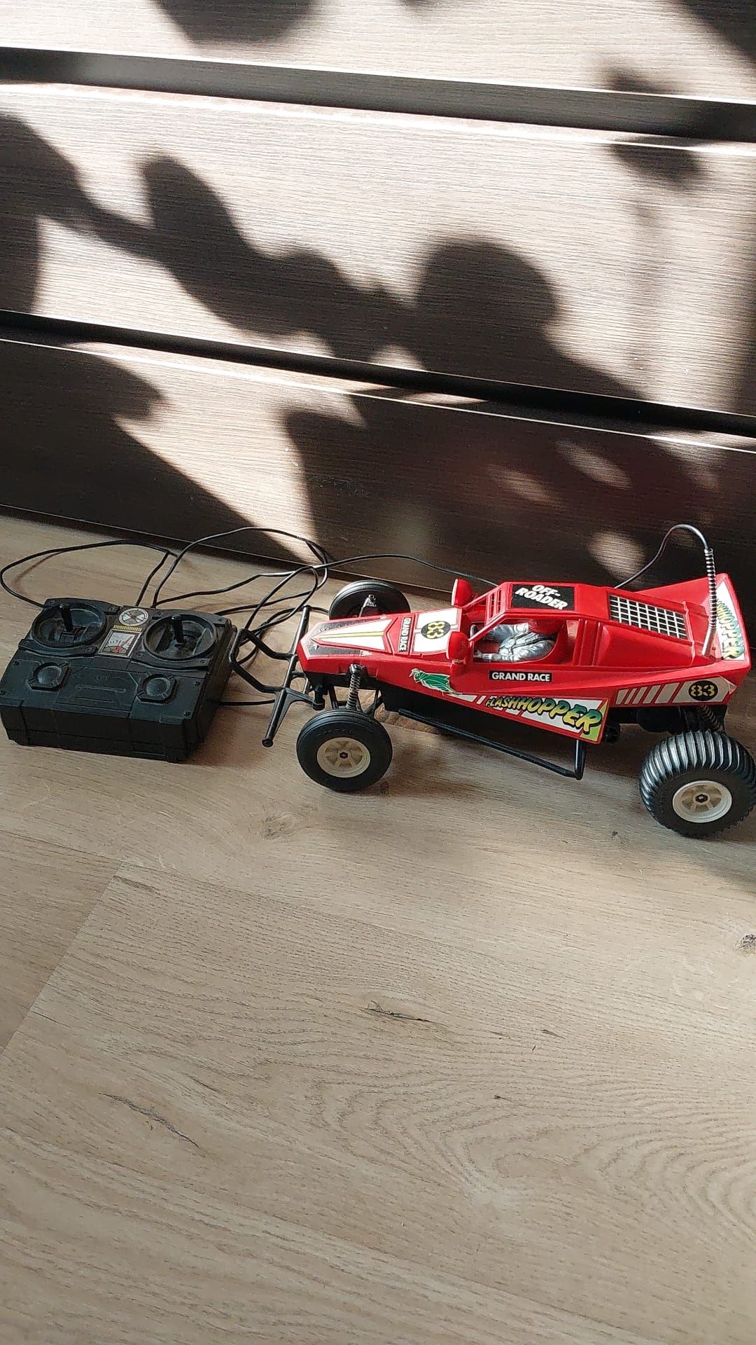 Zdalnie sterowany samochód Flash Hopper – retro off-roader