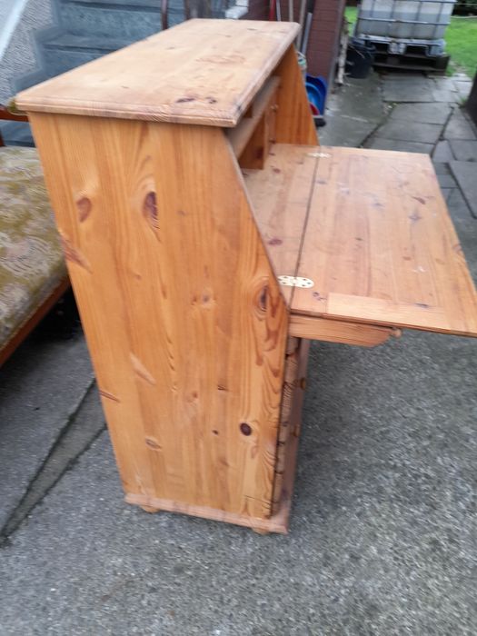 Ładny sosnowy sekretarzyk