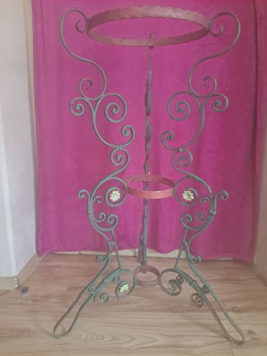 Kwietnik metalowy stary kuty metal w dobrym stanie