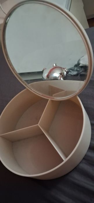 Lusterko z pojemnikiem