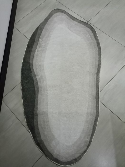 Ciekawy dywanik nieregularny kształt szary