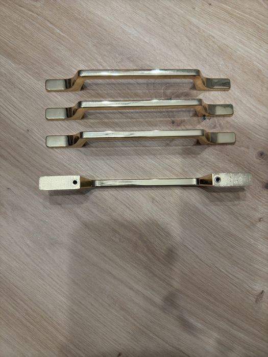 Uchwyt meblowy metalowy złoty połysk rozstaw 128cm