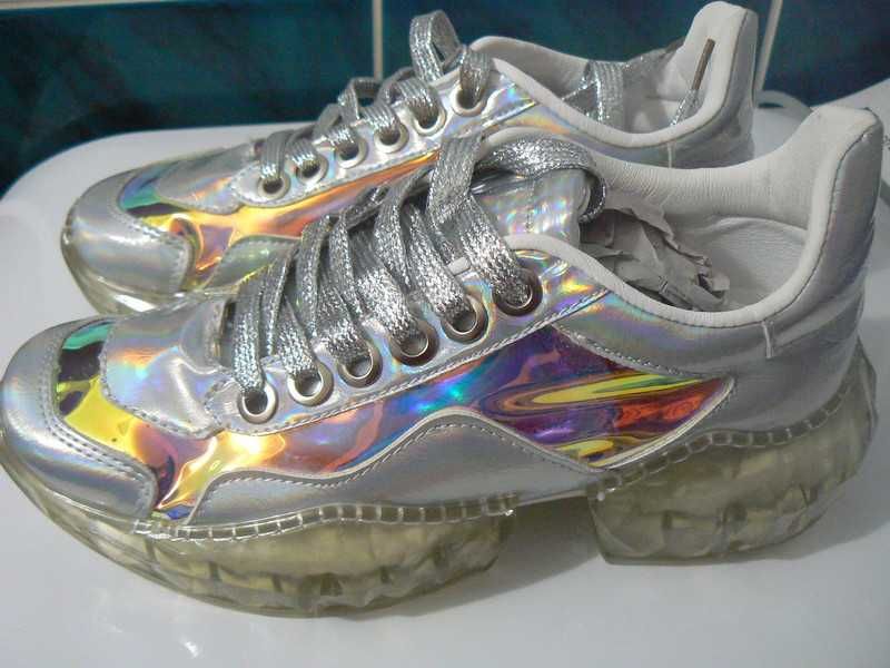 Srebrno-holograficzne adidasy