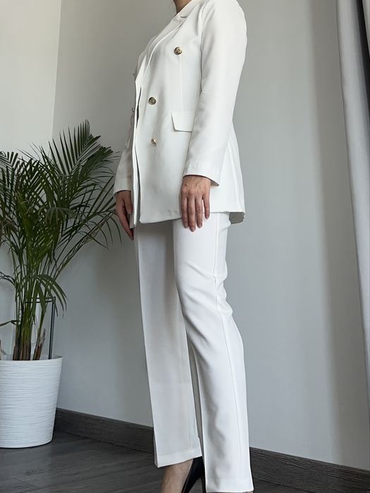 Biały elegancki garnutur M 38