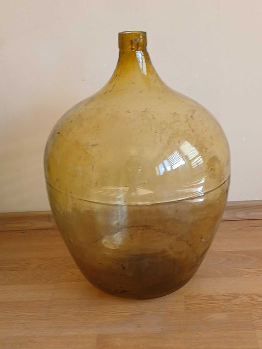 Gąsior do wina szklany balon w metalowym koszu