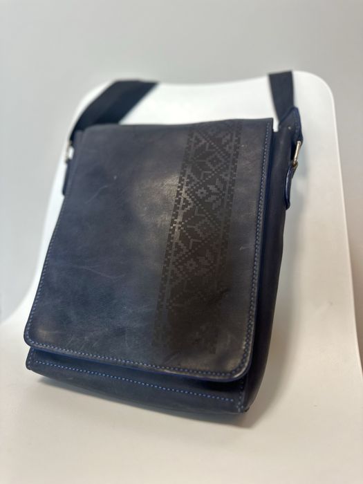 Шкіряна чоловіча сумка-планшет з патріотичним гравіюванням-вишиванка