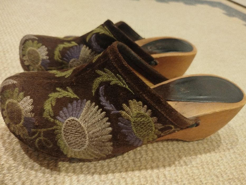 Socas em Pele com bordados e Madeira