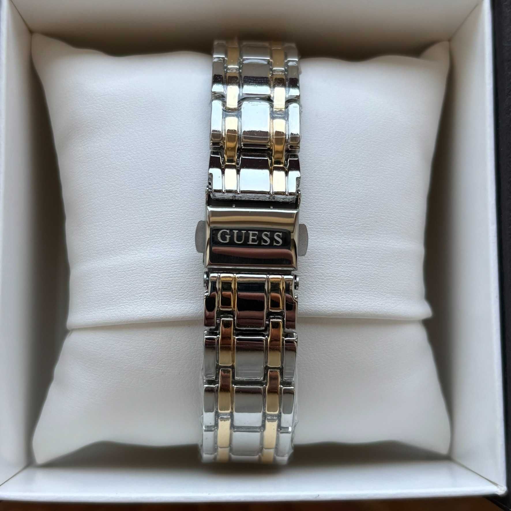 Жіночий годинник на браслеті Guess комбінованого кольору