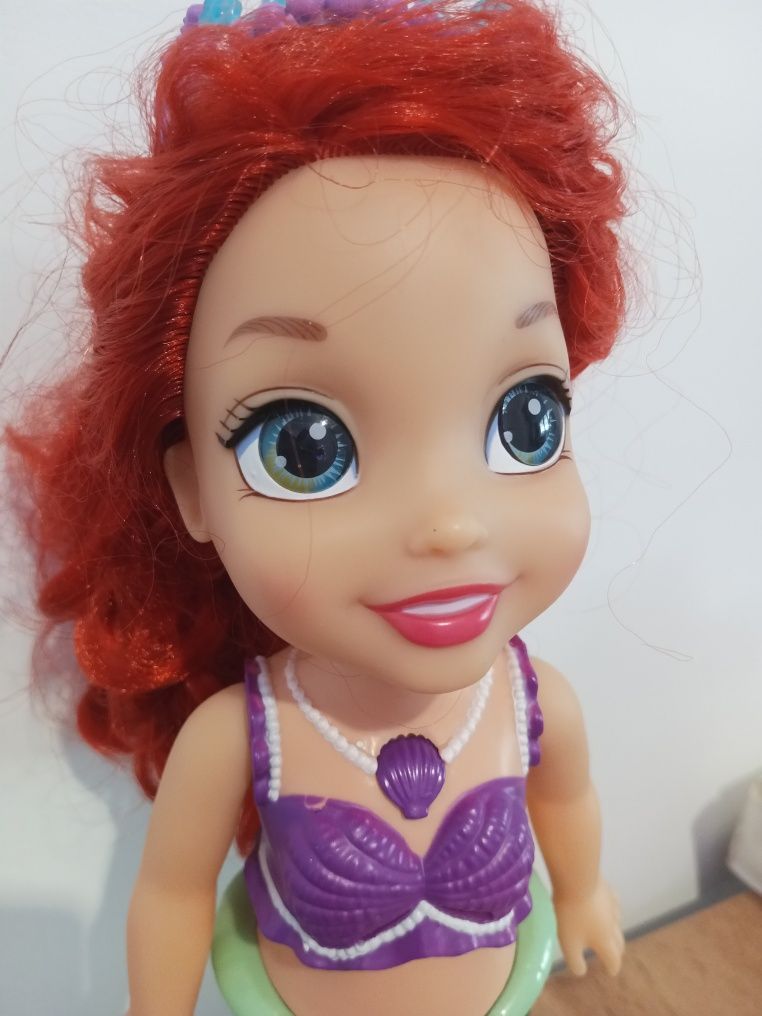 Duża lalka Disney Mała Syrenka Ariel mówiąca/śpiewająca po angielsku