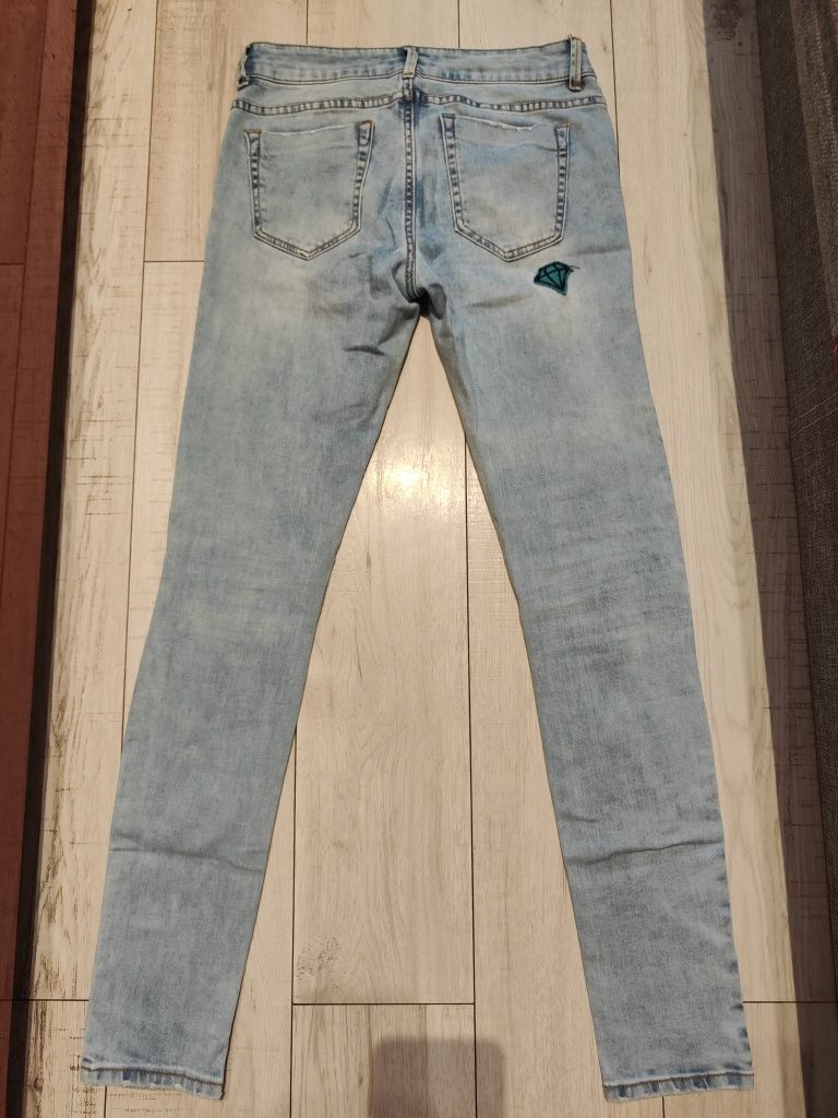 Spodnie jeansy rurki skinny jeans jasnoniebieskie z naszywkami House