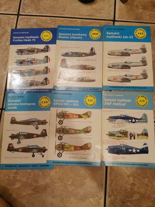 Z serii Typy broni i uzbrojenia 18 książek ok 1985r.