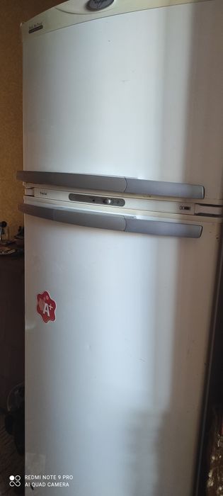 Холодильник продам whirlpool ARC 4010