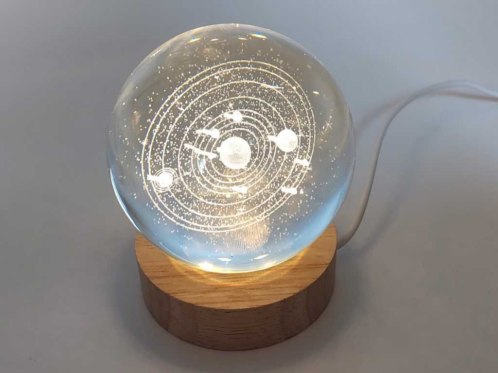 Kryształowa kula na podstawie drewnianej Układ Słoneczny LED