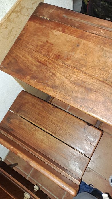 Secretária antiga individual de escola