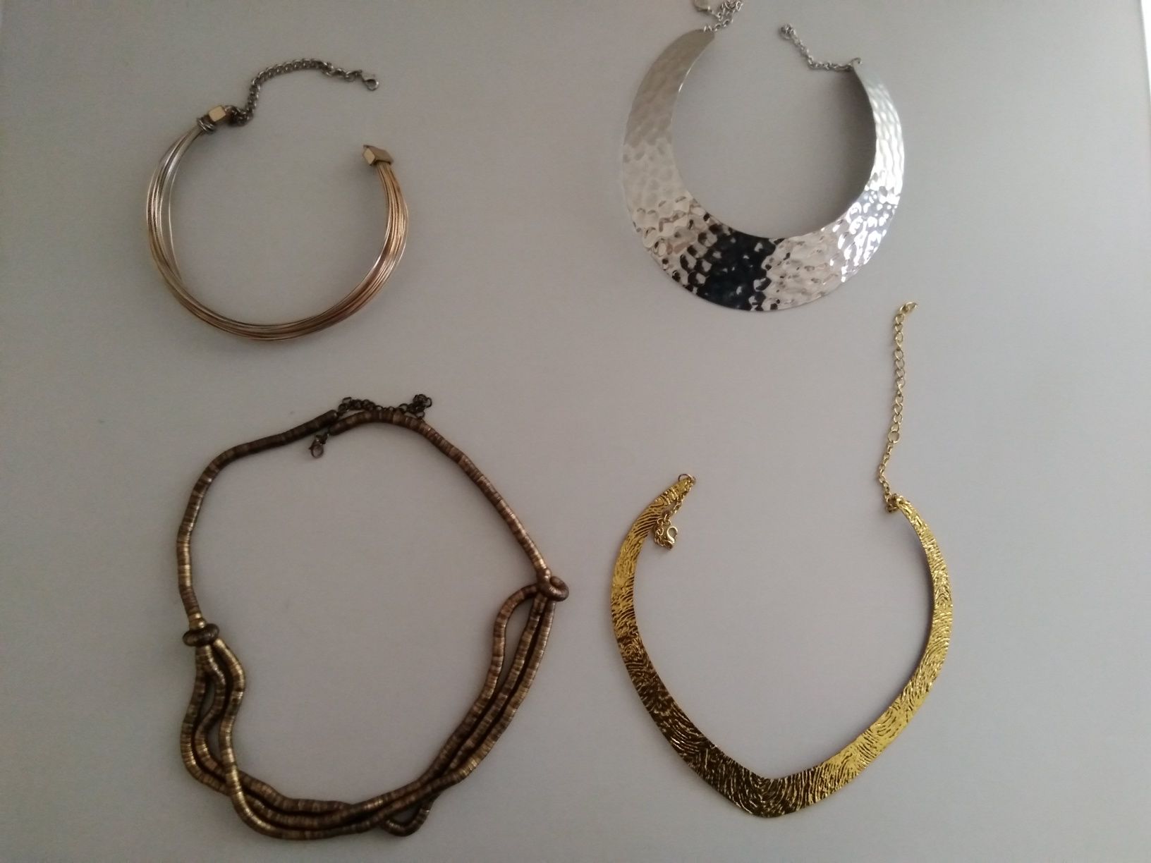 Vários modelos de colares
