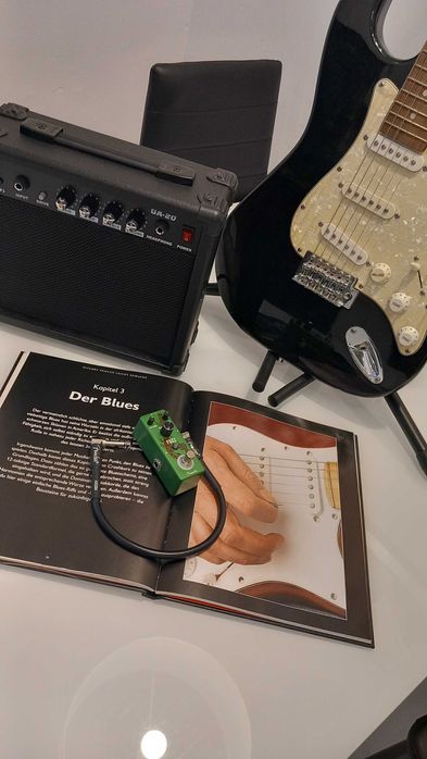 Mikołaj! Gitara typu Fender Stratocaster i wzm. GA 20  Watt