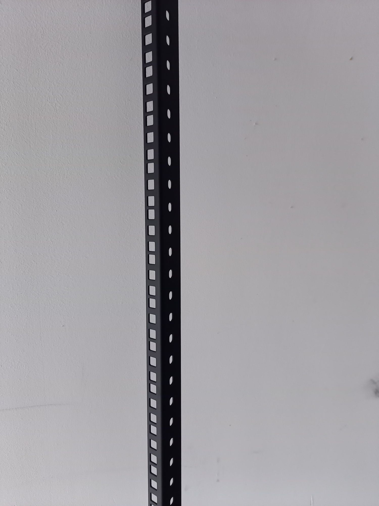 Jedna szyna montażowa rack 45U (200cm)