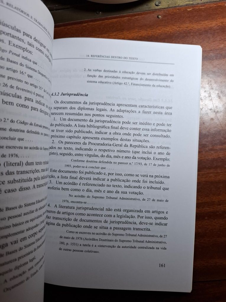 Teses relatórios e trabalhos escolares