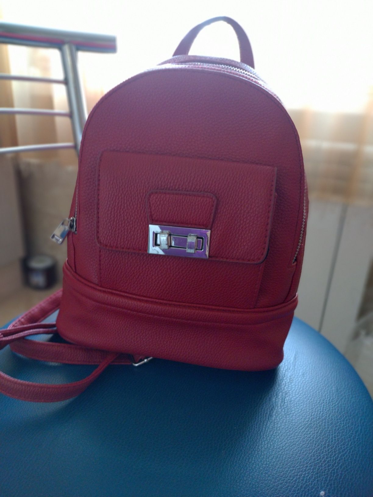 Женский  рюкзак красного цвета