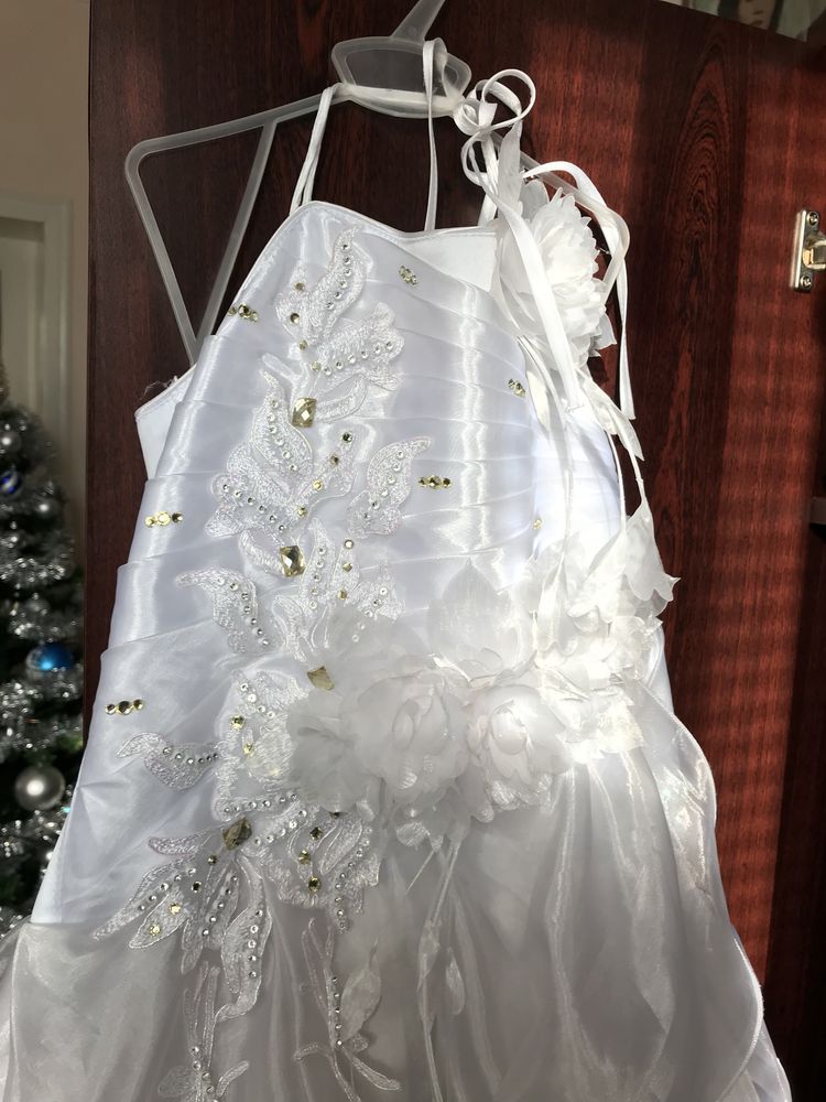 Неймовірна дитяча весільна сукня