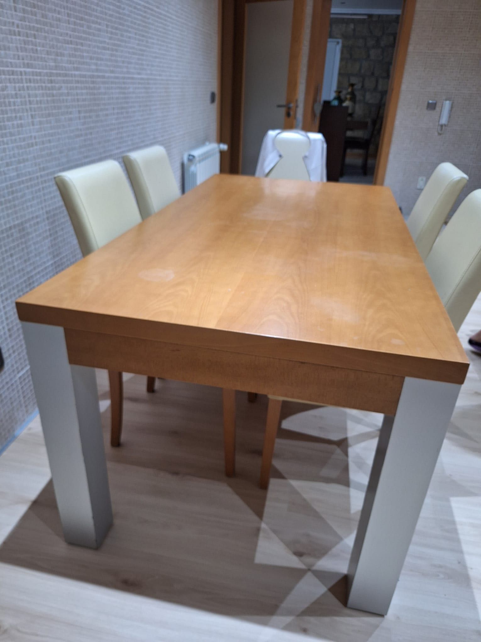 Mesa de cozinha maciça de cerejeira com pernas forradas a folga inox