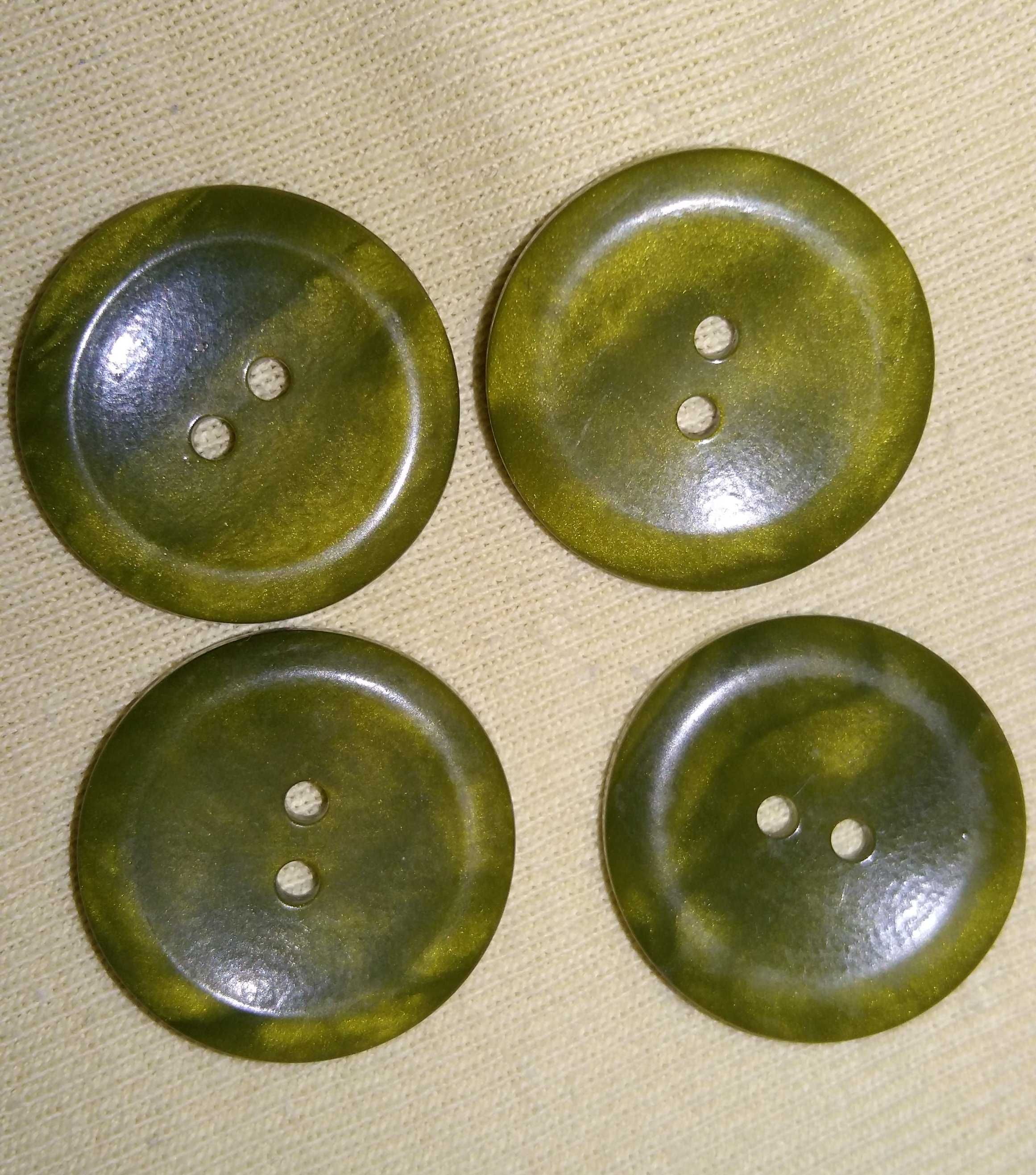 Guziki w oliwkowym kolorze, średnica 2cm.Sztuk 4