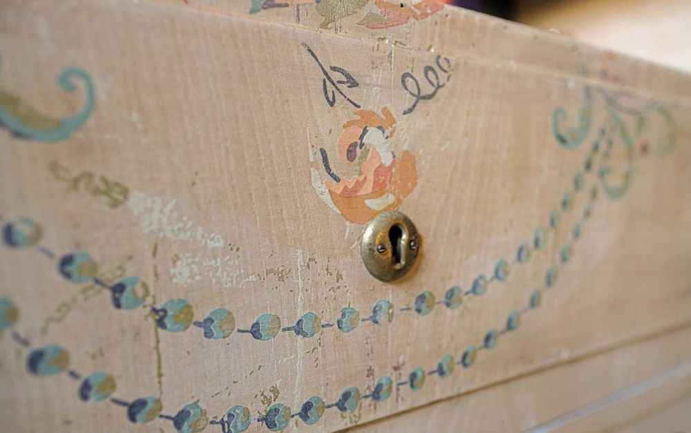 Consola Deco com pintura decorariva.