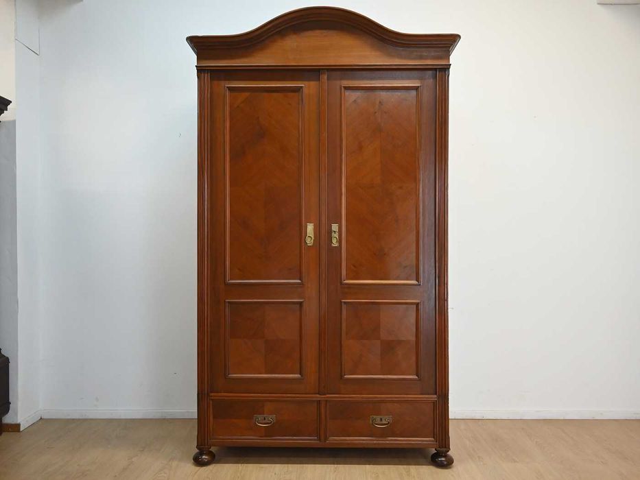 wysoka wąska wspaniała szafa z łukiem 103003