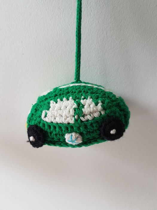 Zielona karuzela dla niemowląt samochody traktor Smallstuff rękodzieło