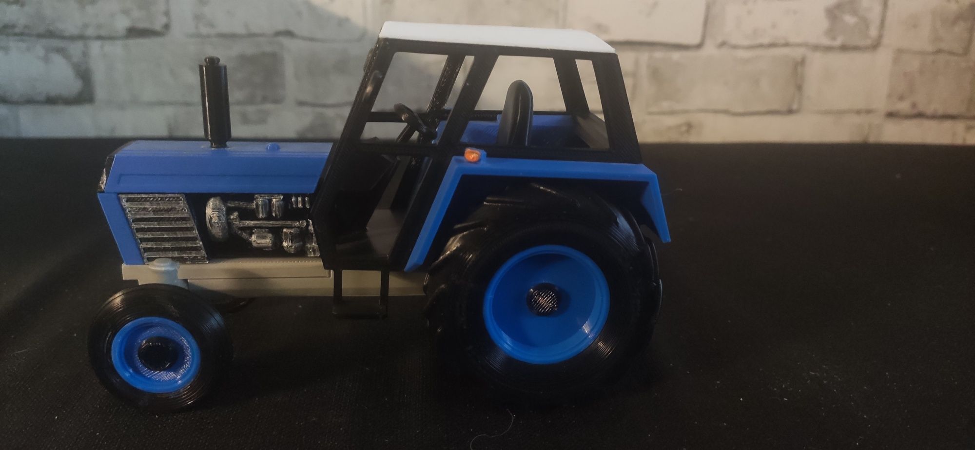 Traktor z druku 3D zabawka