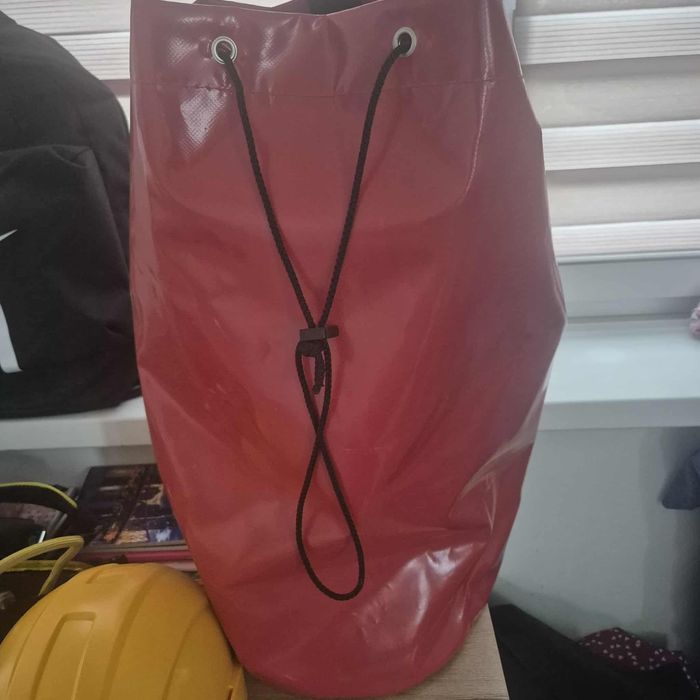 uprząż wspinaczkowa, kask oraz worek