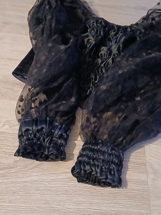 Gorset z ozdobnymi rękawami