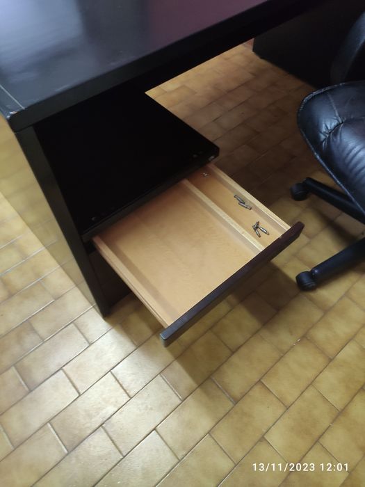 Conjunto de secretária com bloco de gavetas e cadeira executiva