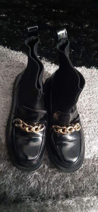 Botas Pretas corrente Dourada cano baixo 34