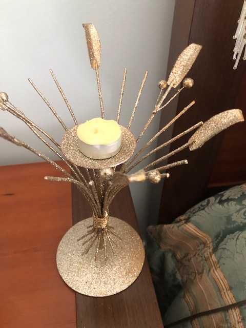 Castiçais decorativos em dourado com brilho