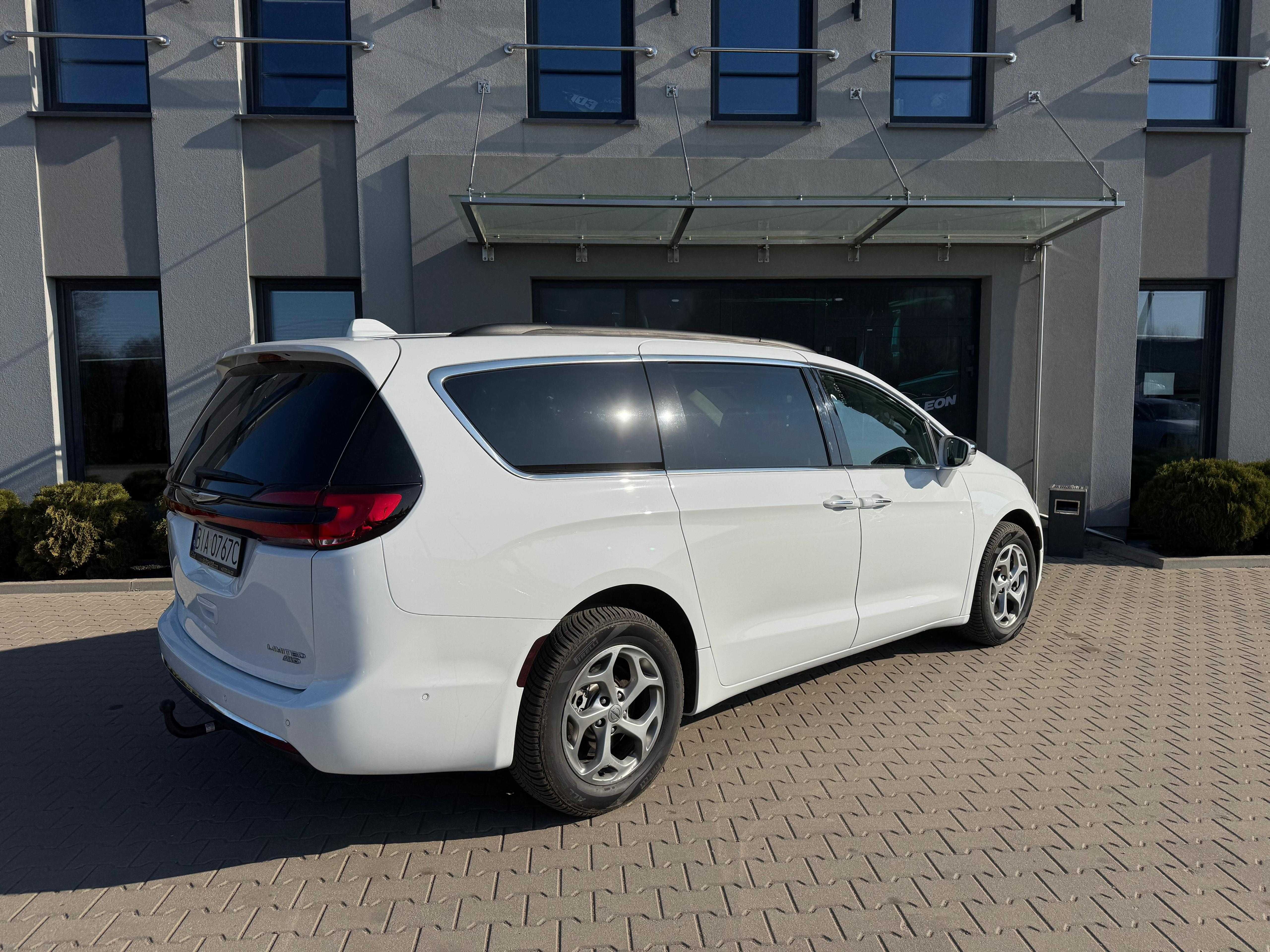 Wynajem Chrysler Pacifica Limited z gazem 4x4 BUS minivan 7 osobowy