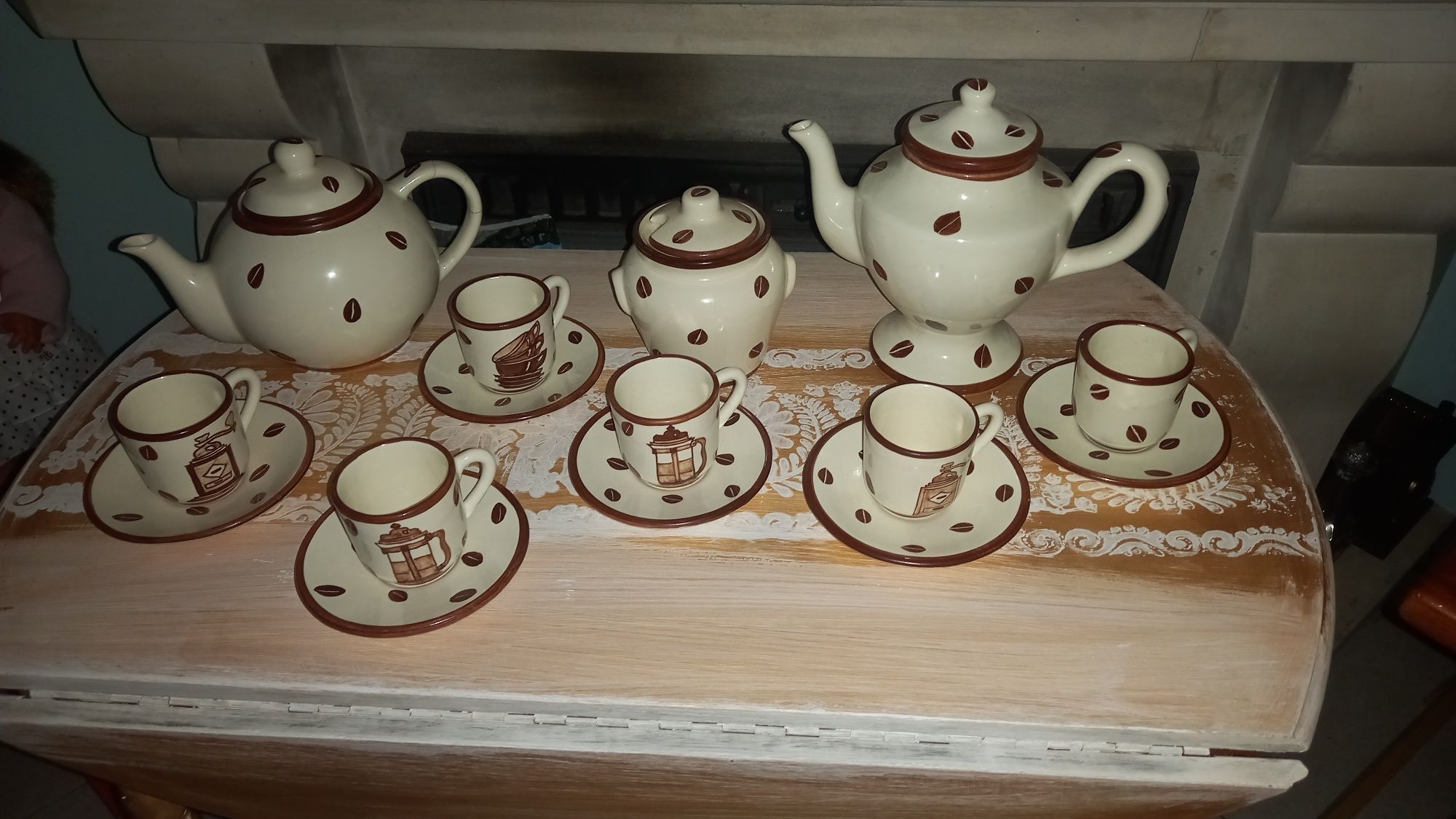 Conjunto de café,pintado à mão.
2 Bules
1 açucareiro 
6 chávenas.
6 pi