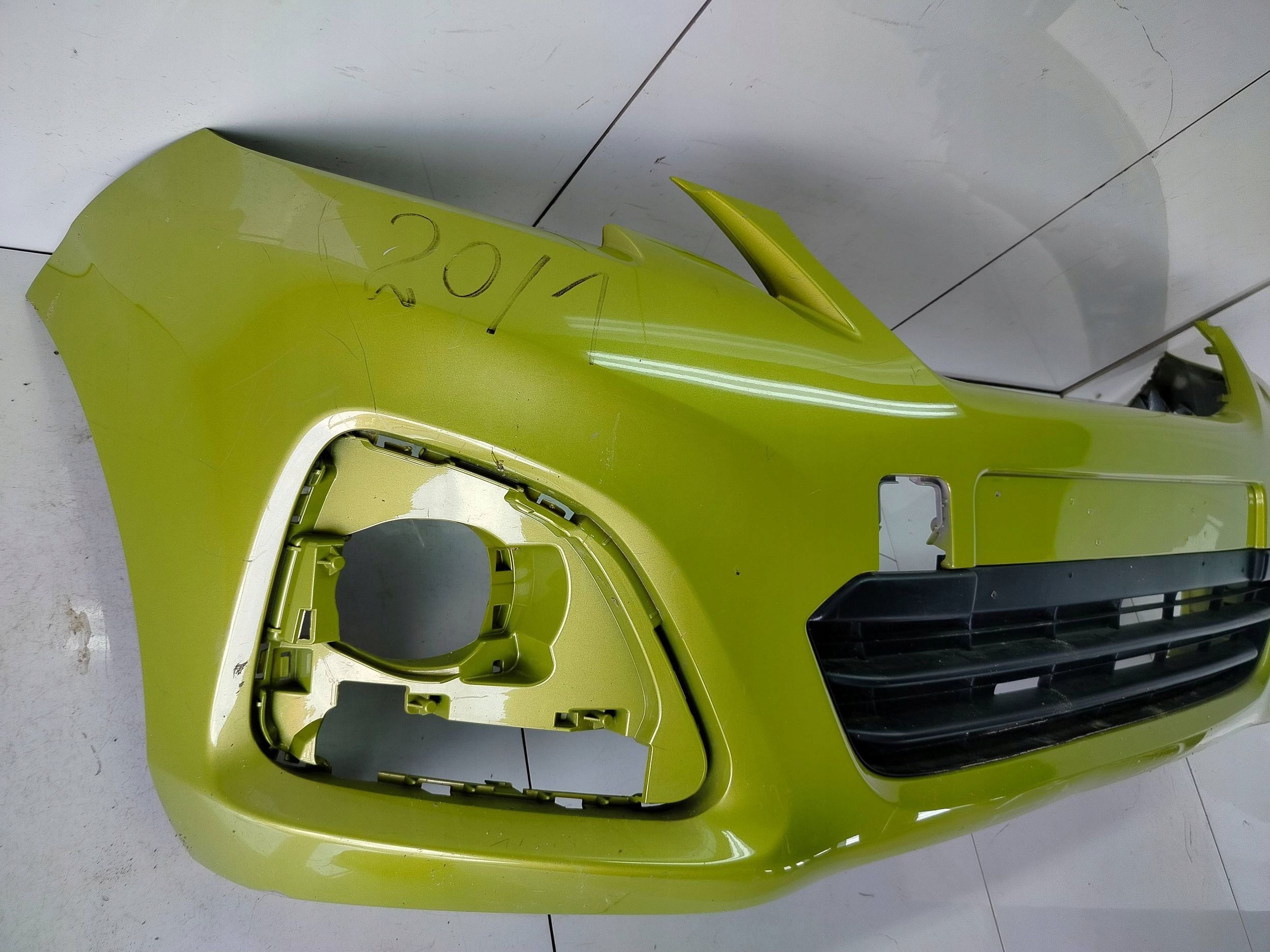 Peugeot  z przodu zderzak przedni