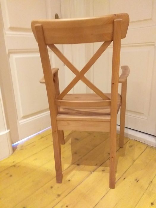 Cadeira em madeira linhas minimalistas