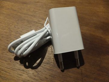 Nowa biała ładowarka sieciowa do telefonu z kablem USB micro - B