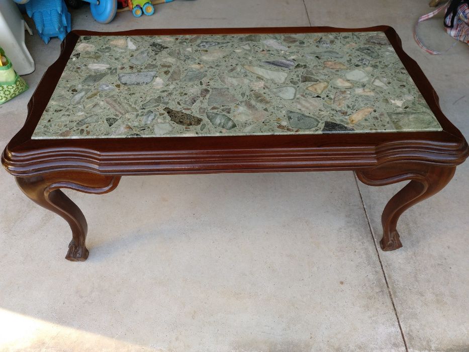 mesa pequena sala com tampo de pedra
