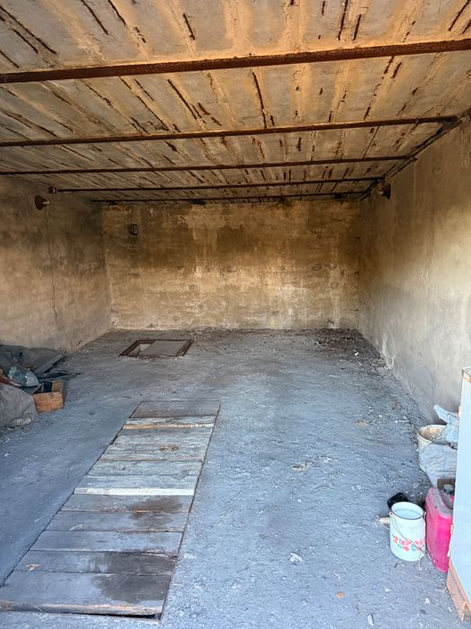 Гараж з ямою і підвалом