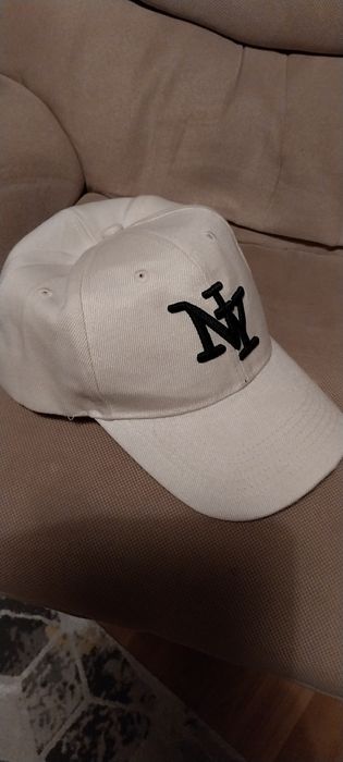 Regulowana czapka z daszkiem.