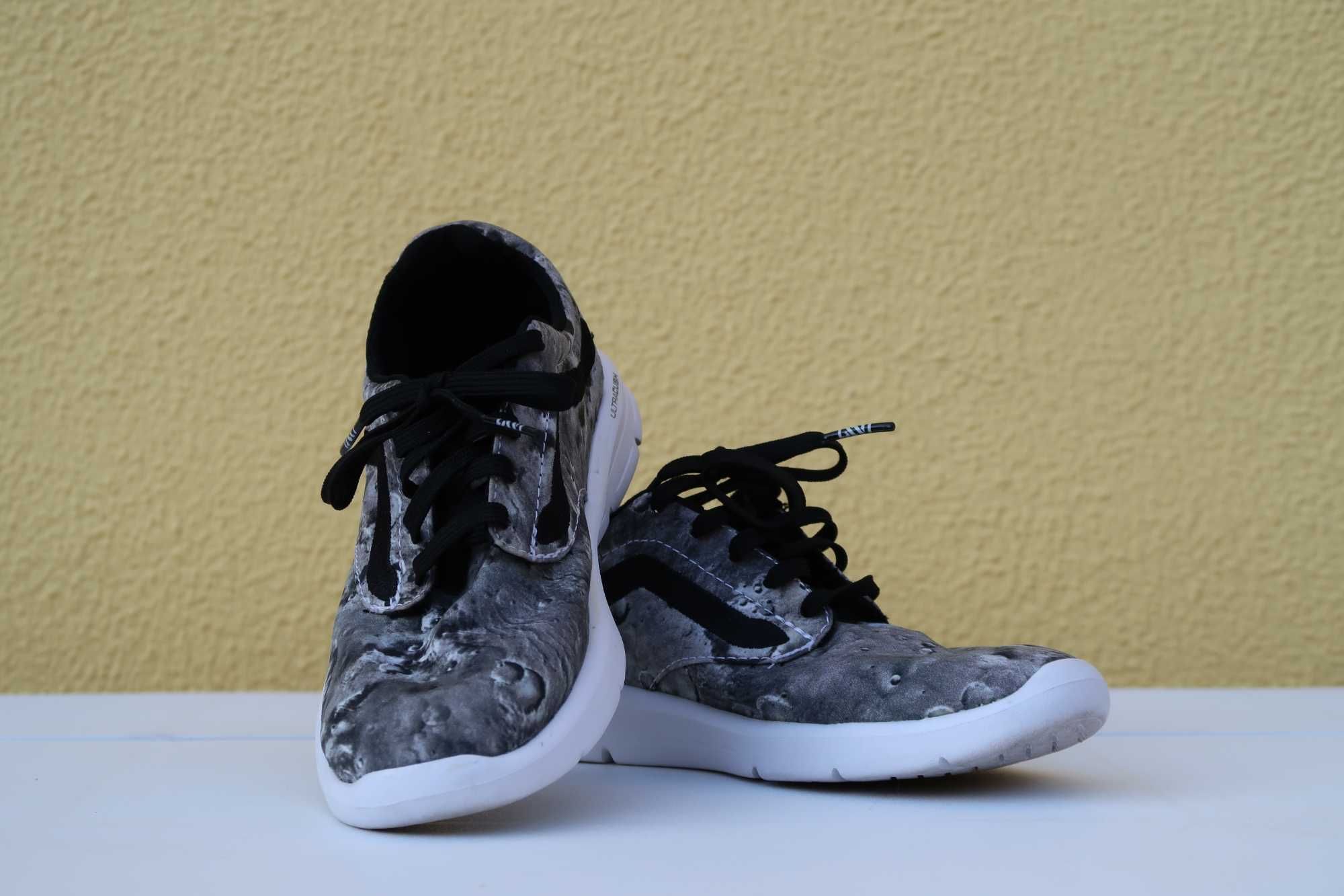 Tênis Vans com Padrão "Moon Surface"