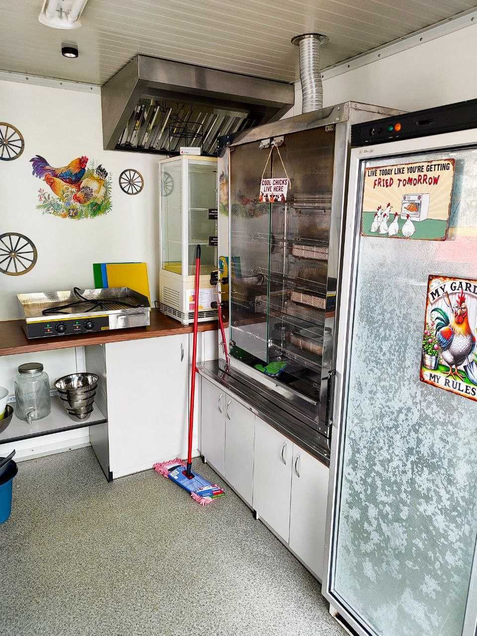 Szeroka przyczepa gastronomiczna, food truck, kurczak z rożna