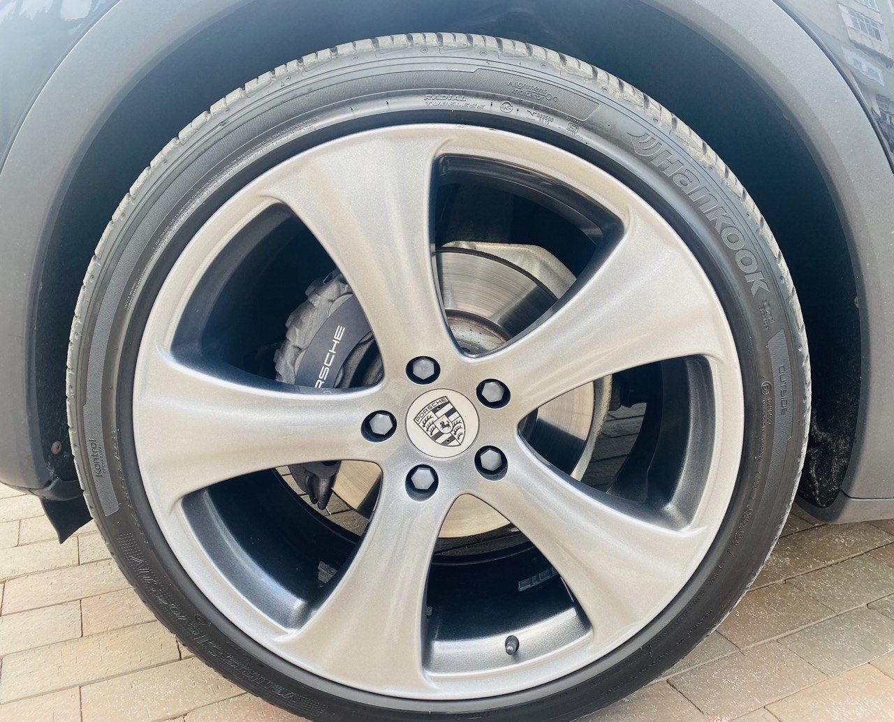 Porsche Cayenne офіційний 2011 року