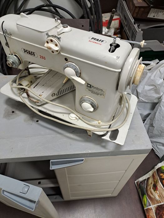Máquina de costura em funcionamento